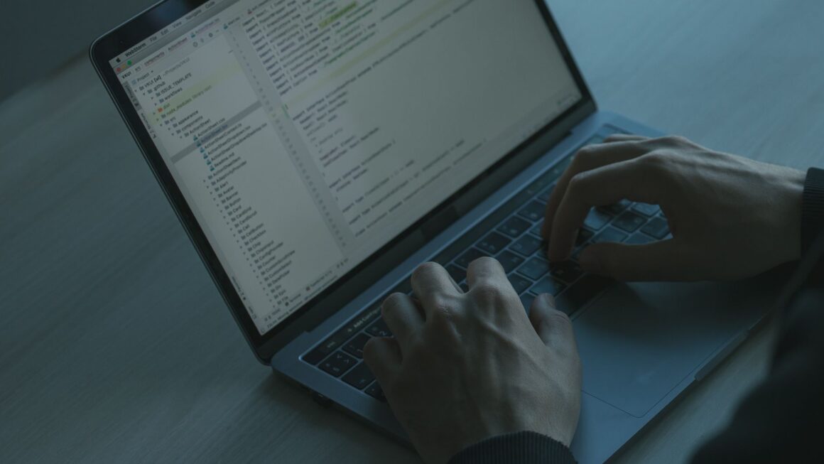 מפתחות גישה (passkeys) מול סיסמאות ואבטחת חשבונות - photo by cottonbro studio via Pexels