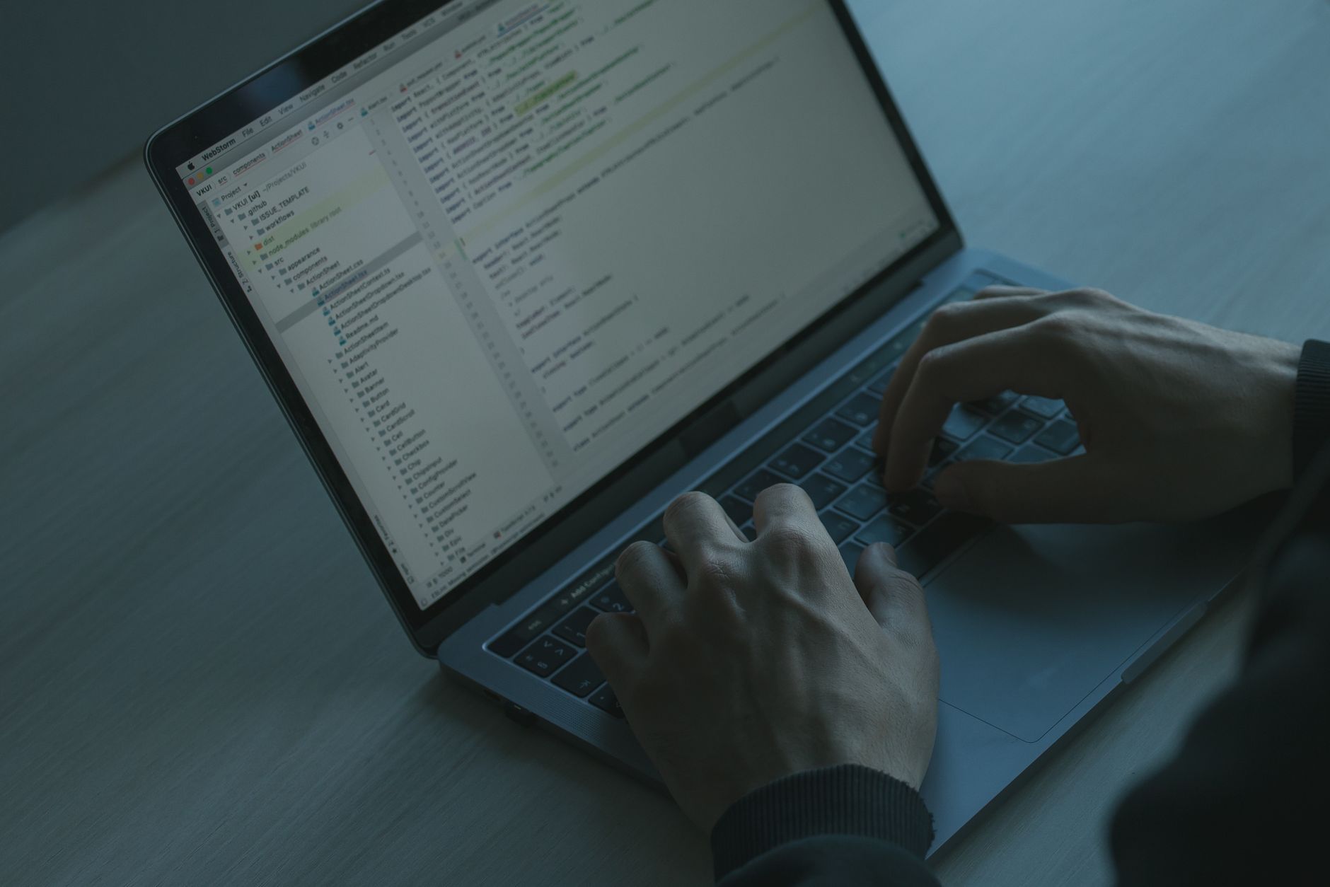 מפתחות גישה (passkeys) מול סיסמאות ואבטחת חשבונות - photo by cottonbro studio via Pexels